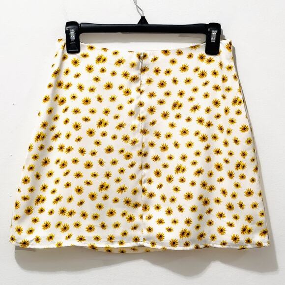 NWT: WeWoreWhat - Women's, Ivory, Ditsy Daisies, Mini Slip Skirt (size Medium) - Picture 2 of 5